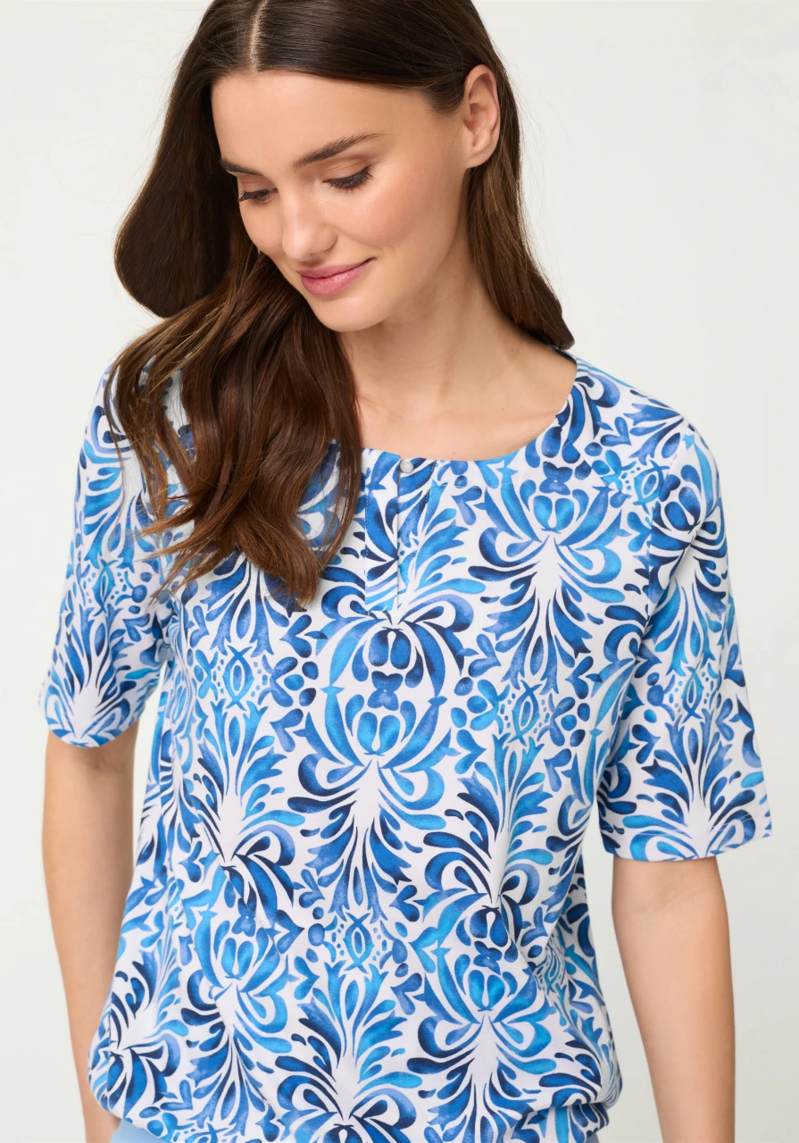 TENCEL™ Modal Niebieska bluzka damska Clara z roślinnym wzorem – Vintage Cruise