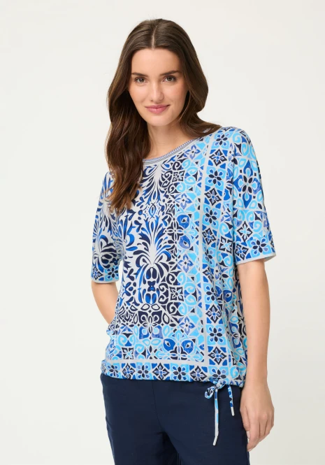 LENZING™ ECOVERO™ Niebieska bluzka damska Clara z roślinnym wzorem – Vintage Cruise