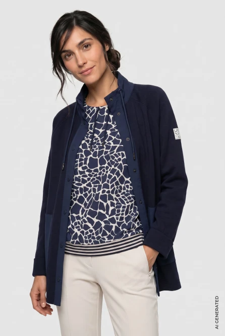 Niebieski sweter damski Henny zapinany na napy z łączonych materiałów - Coastal Look