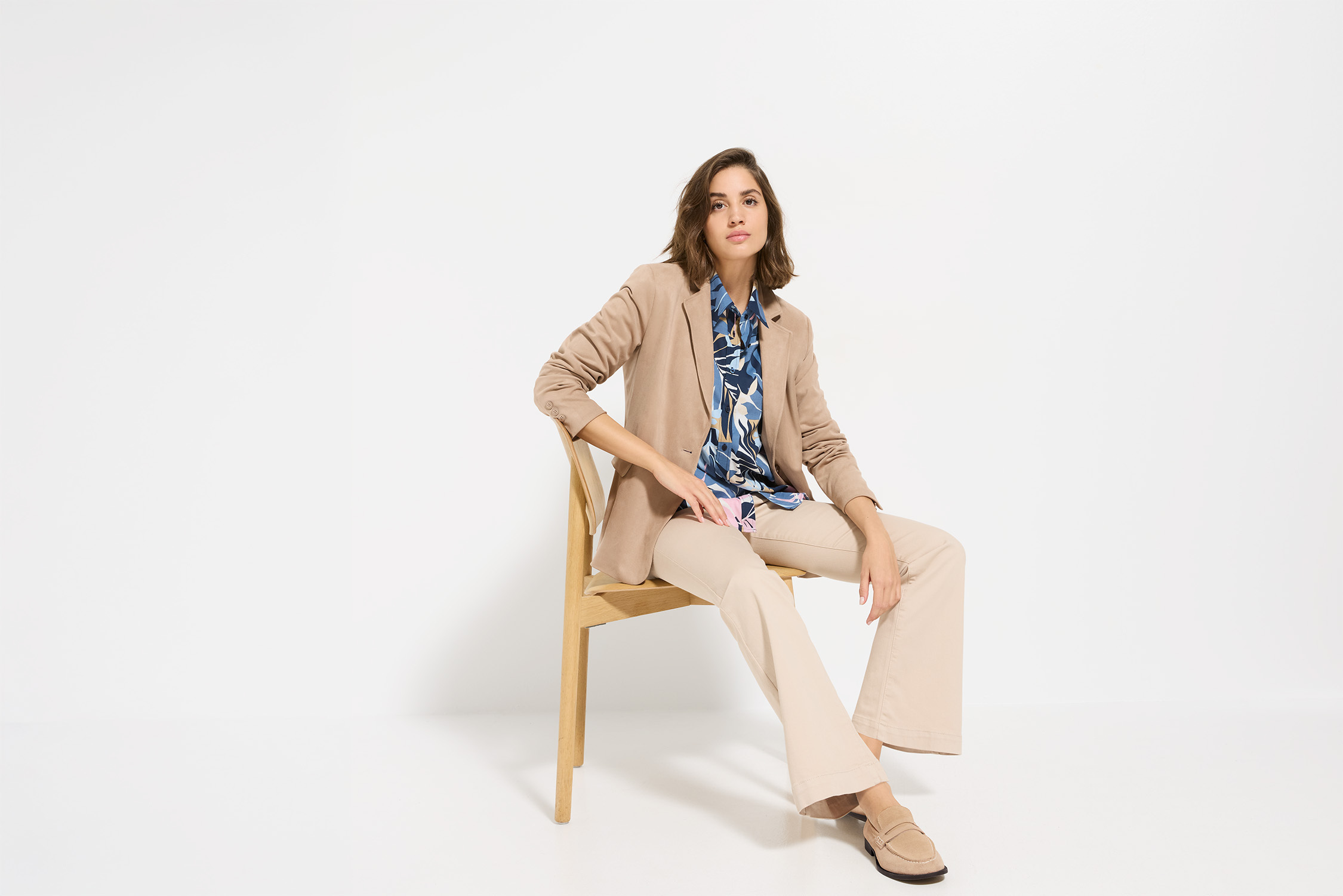 Szafa kapsułowa wiosna 2026 – jak zbudować?